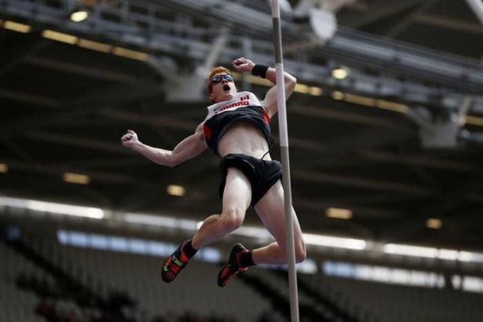 Barber outjumps Holzdeppe for pole vault gold