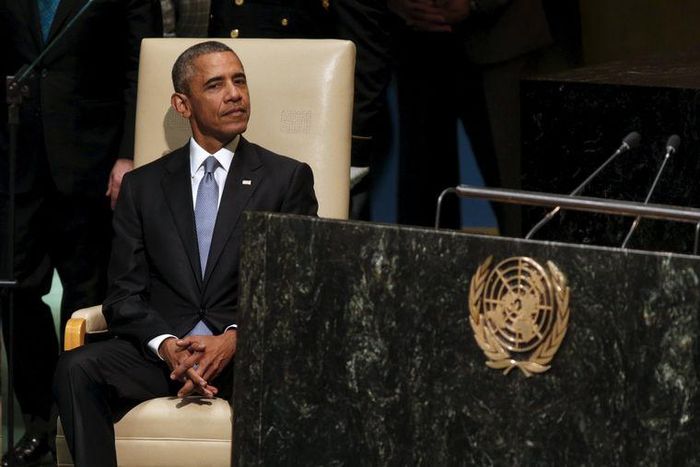 U.S. President Barack Obama sits while being introduced to address the United Nations General Assembly in New York September 28, 2015. REUTERS/Kevin Lamarque