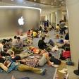People queue outside an Apple Store in Naijing