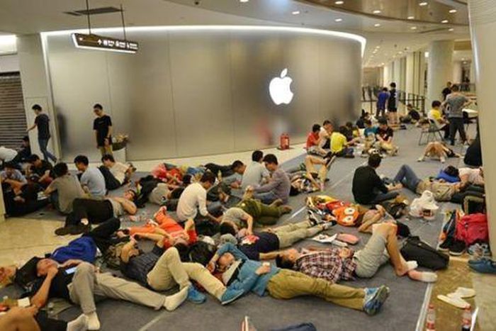 People queue outside an Apple Store in Naijing