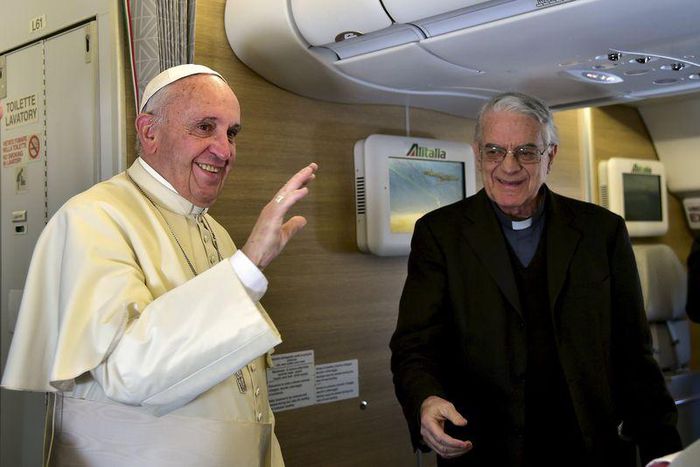 Pope Francis waves to the media aboard the papal plane while en route to Nairobi, Kenya, November 25, 2015. REUTERS/Giuseppe Cacace/pool