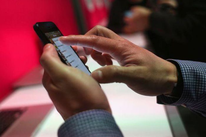 An iPhone user made sure that his lost phone got some attention by making his lock screen message hilarious.