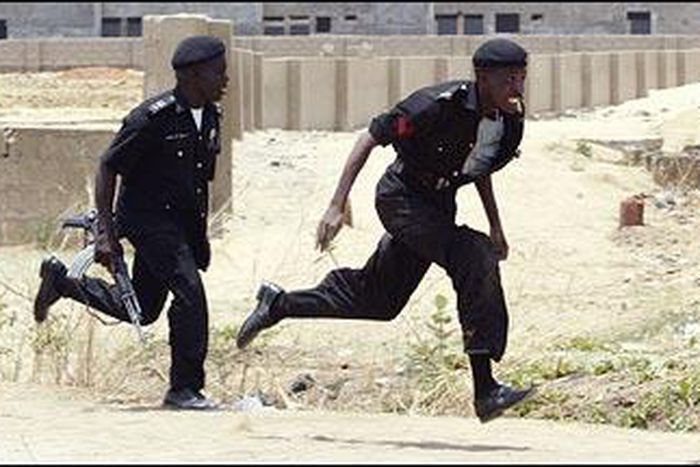 Policemen escape lynching after land speculator raises false kidnap alarm