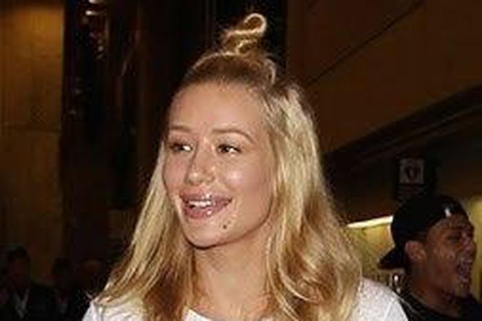 Australian rapper, Iggy Azelea, heading out with her boyfriend over the weekend, sporting strange marks on her knuckles