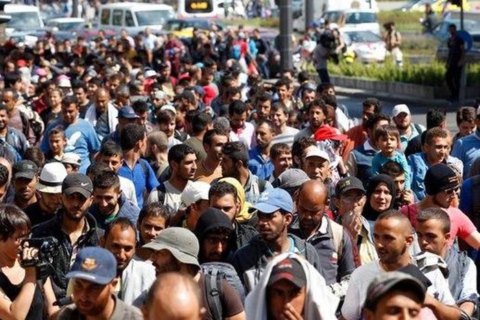 More than 2,000 migrants threaten to break out of Hungarian camp