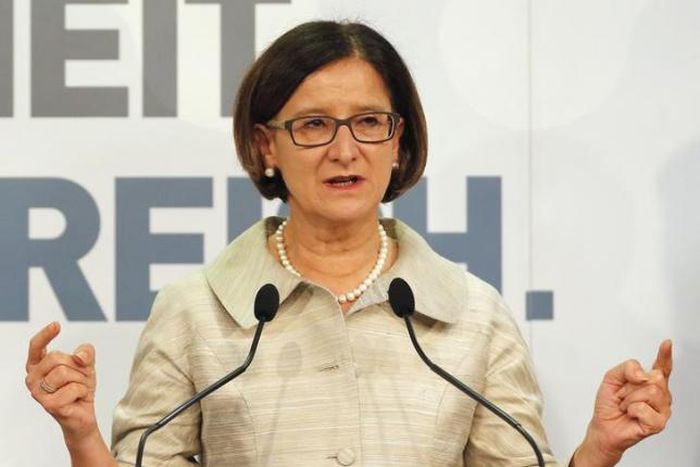 Suspect in Paris attacks entered Austria in Sept, minister says