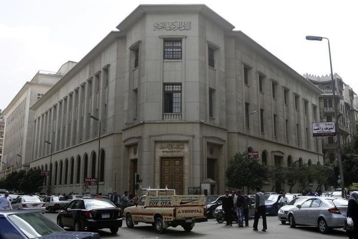 People and vehicles are seen caught in a traffic jam in front of the Central Bank of Egypt's headquarters in downtown Cairo March 17, 2013   REUTERS/Amr Abdallah Dalsh
