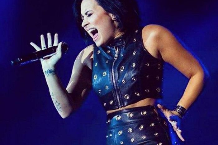 Demi Lovato thrills fans with 'Hello' at Fall ball in seattle