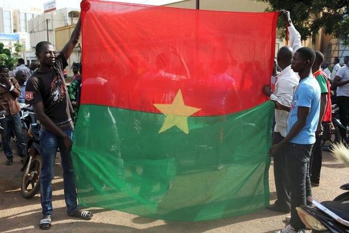 Anti-coup protesters hold a Burkina Faso flag in Ouagadougou, Burkina Faso, September 22, 2015. REUTERS/Joe Penney