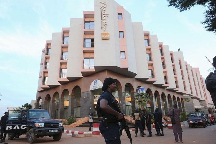 A Malian police officer stands guard in front of the Radisson hotel in Bamako, Mali, November 20, 2015. REUTERS/Joe Penney