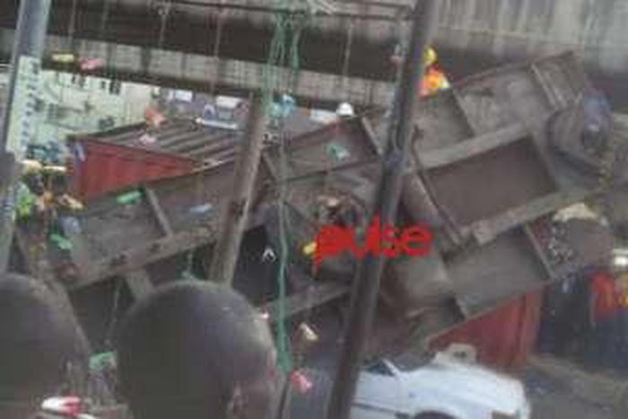 Container crushed two vehicles in Ojuelegba