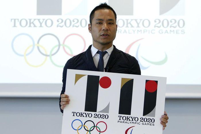 Kenjiro Sano, designer of the Tokyo 2020 Olympic and Paralympic Games logos, explains about the designs during a news conference in Tokyo, Japan, August 5, 2015. REUTERS/Yuya Shino