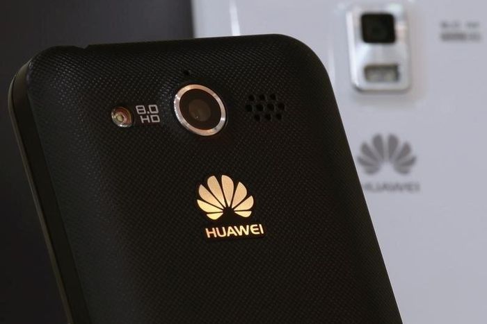 Huawei mobile phones are displayed in one of its offices in the southern Chinese city of Shenzhen September 24, 2012.    REUTERS/Bobby Yip