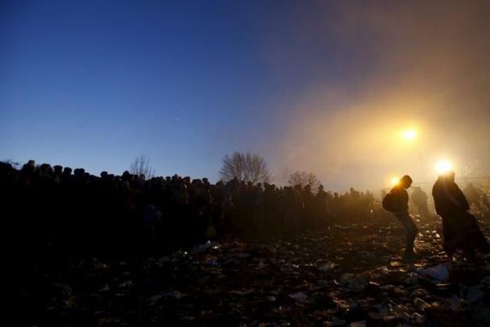 Slovenia prepares to erect fence to control migrants