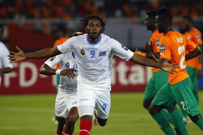 Democratic Republic of Congo's Dieumerci Mbokani celebrates scoring against Ivory Coast during their semi-final soccer match of the 2015 African Cup of Nations in Bata February 4, 2015. REUTERS/Mike Hutchings
