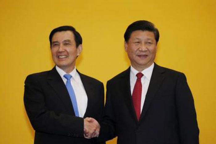 Chinese President Xi Jinping shakes hands with Taiwan"s President Ma Ying-jeou during a summit in Singapore November 7, 2015.