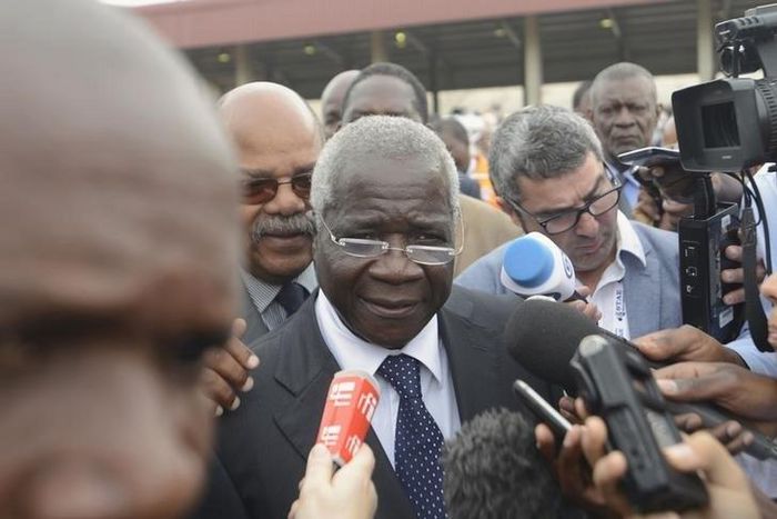 Afonso Dhlakama of the Mozambican Resistance Movement (RENAMO) speaks to the media after voting in Maputo October 15, 2014. REUTERS/Grant Lee Neuenburg