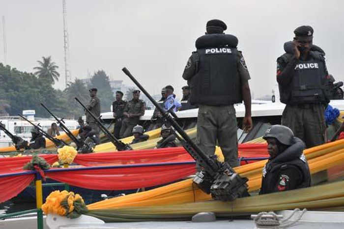 Robbers sink gunboat during attack on police station