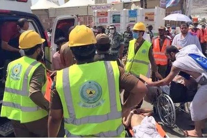 Saudi Officials evacuating bodies after the tragedy.