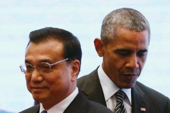 U.S. President Barack Obama walks behind China"s Premier Li Keqiang as they attend a family photo at the 27th Association of Southeast Asian Nations (ASEAN) Summit in Kuala Lumpur, Malaysia, November 22, 2015.
