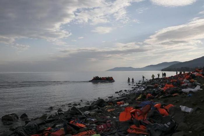 Fourteen dead after migrant boat sinks off Turkish coast