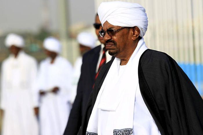Sudan's President Omar Hassan al-Bashir (front) welcomes Yemen's President Abd-Rabbu Mansour Hadi (not pictured) at Khartoum Airport August 29, 2015. REUTERS/Mohamed Nureldin Abdallah