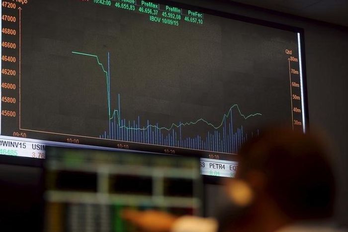 A man looks at an electronic board showing the graph of the recent fluctuations of market indices of Bovespa (Sao Paulo Stock Exchange) in downtown Sao Paulo, Brazil, September 10, 2015. REUTERS/Paulo Whitaker