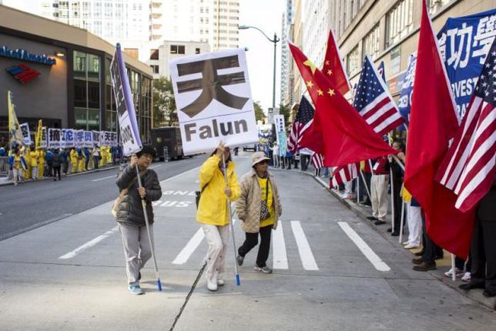 Rights protesters, China supporters greet President Xi in Seattle