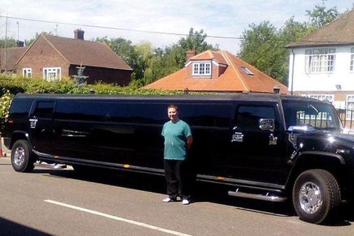 UK firm apologises for using stretch limo to transport asylum seekers