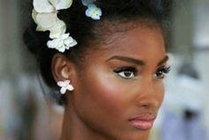 Bridal makeup should appear as natural as possible creating a perfect illusion while also radiating/glowing so there is no dull appearance, here is the perfect inspiration in easy steps.