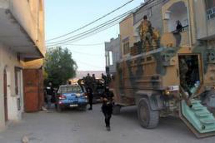 Tunisia seizes arms, papers with Islamic State symbol near Libyan border