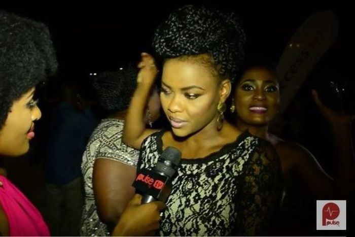 Toni Tones photobombs Kehinde Bankole's interview