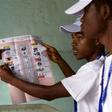 Members of the Burundian National Independent Electoral Commission count votes for the parliamentary elections at a polling station near Musaga neighbourhood in capital Bujumbura, June 29, 2015.   REUTERS/Paulo Nunes dos Santos