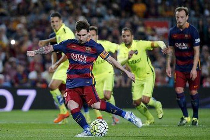 Messi strikes twice as Barca sweep aside Levante