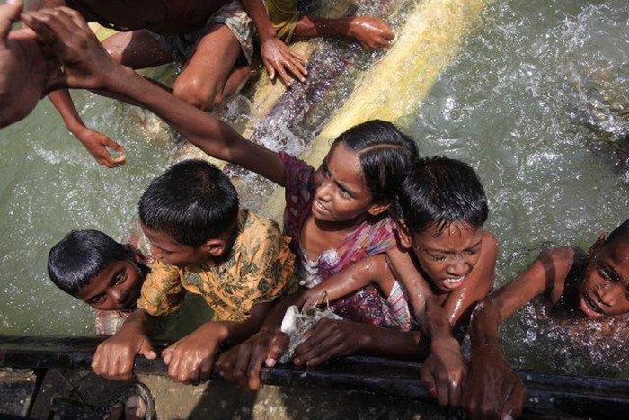 Thousands of flood-hit Bangladeshis sheltering on river banks-Red Cross