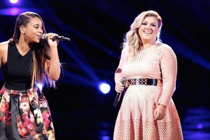 Kelly Clarkson and Koryn Hawthorne performing 'I'd rather go blind.'