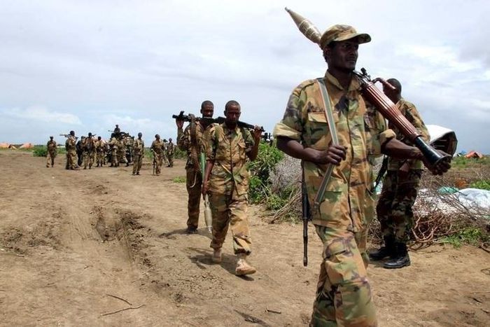 Jubbaland forces carry their ammunitions during a security patrol against Islamist al Shabaab militants in Bulagaduud town, north of Kismayu, Somalia, August 17, 2015.  REUTERS/Abdiqani Hassan