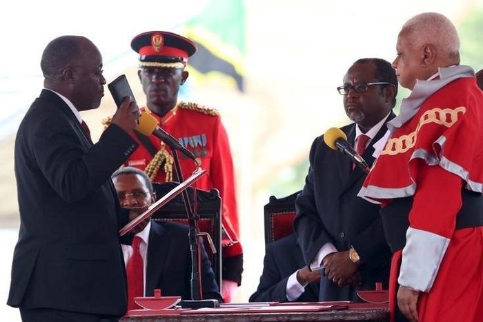 Tanzania's President-elect John Magufuli (L) takes the Oath of Office during his inauguration ceremony at the Uhuru Stadium in Dar es Salaam, November 5, 2015. REUTERS/Emmanuel Herman