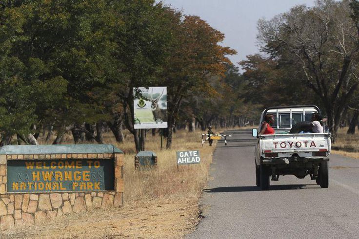 A vehicle carries visitors arriving at Zimbabwe's Hwange National Park, August 2, 2015. REUTERS/Philimon Bulawayo