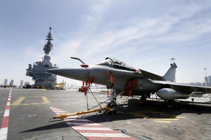 France to deploy aircraft carrier to help operations against Islamic State