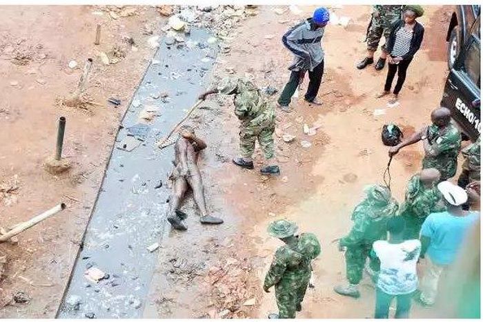 Soldiers punish civilians at Mararaba, Nasarawa State on Saturday, August 8, 2015