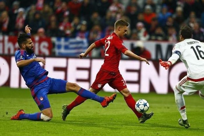 Ten-man Bayern crush Olympiakos to book knockout place