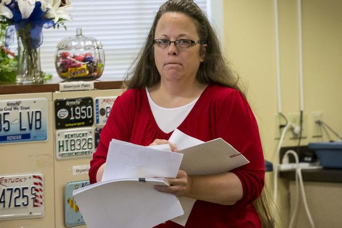 Kentucky clerk should face no fines, office receivership -lawyers