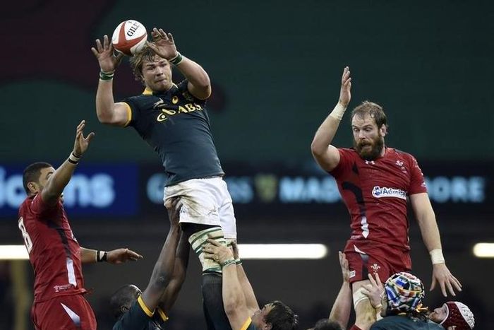 South Africa's Duane Vermeulen (C) catches the ball in the line out during their Autumn International rugby union match at the Millennium Stadium in Cardiff, Wales November 29, 2014. REUTERS/Rebecca Naden