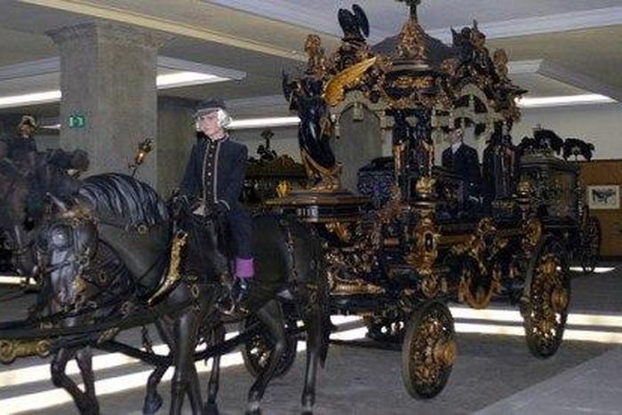 ___4213774___https:______static.pulse.com.gh___webservice___escenic___binary___4213774___2015___9___29___19___li-final-funeral-carriage-museum