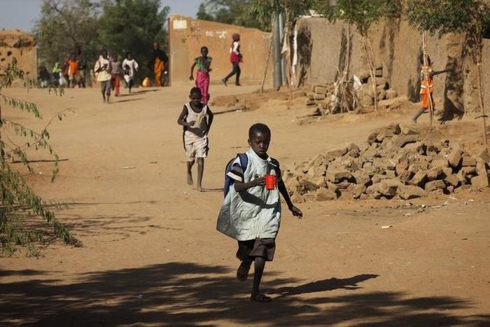 Children run home from school after hearing gunfire and explosions in Gao February 21, 2013. REUTERS/Joe Penney/Files