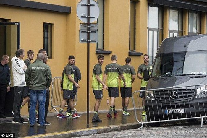 Germany National Team players evacuated from hotel in Paris