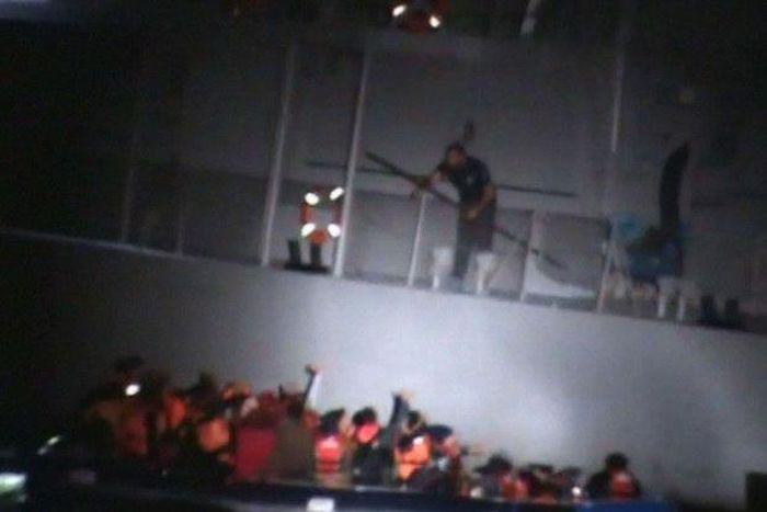 Pictures of Greek coast guard ‘deliberately sinking boat full of refugees’ goes viral