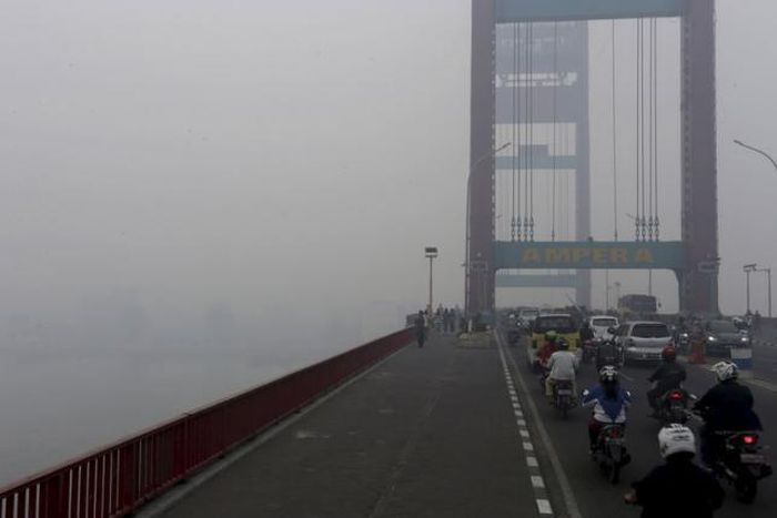 Indonesia sends thousands to fight fires, makes no progress against hazardous "haze"