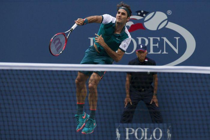 Roger Federer of Switzerland serves the ball to Leonardo Mayer of Argentina in their first round match at the U.S. Open Championships tennis tournament in New York, September 1, 2015. REUTERS/Brendan McDermid